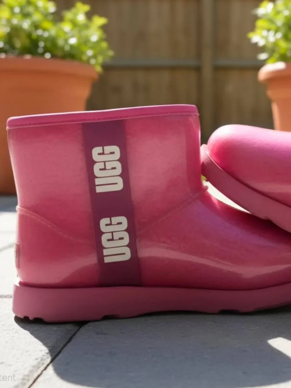 UGG RAINBOOTS. CLEAN INSOLES. MINOR WEAR MARKS BARLEY VISIBLE